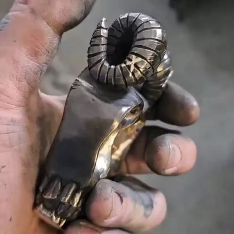 Retro - Luxury Sheep Horns Knuckle Ring: A Vintage Ram Horn Skull - inspired Knuckle Duster Ring, Ideal for Motorcyclists and Ro