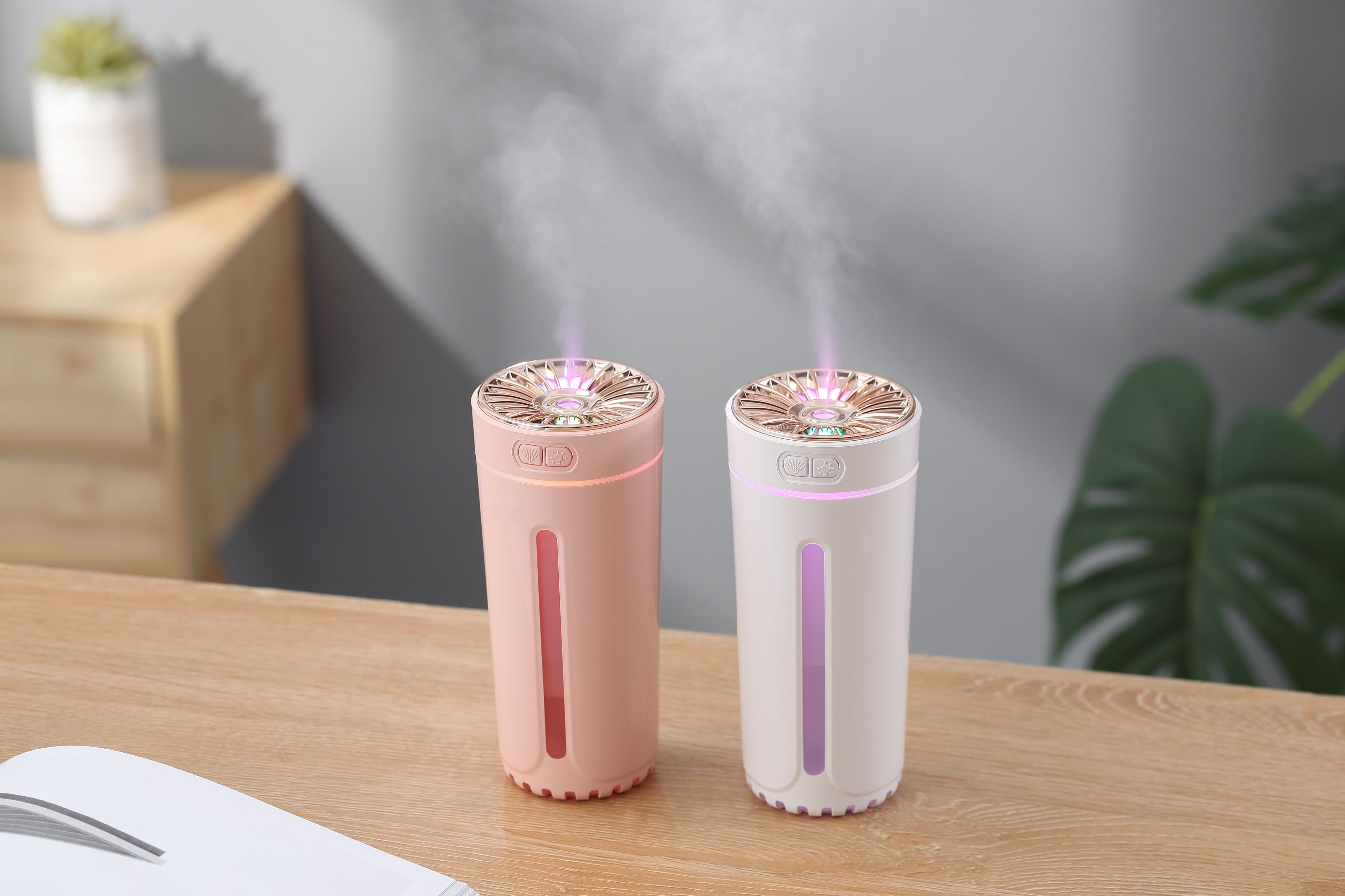 New small large fog volume silent portable usb car aromatherapy phantom cup colorful night light car humidifier