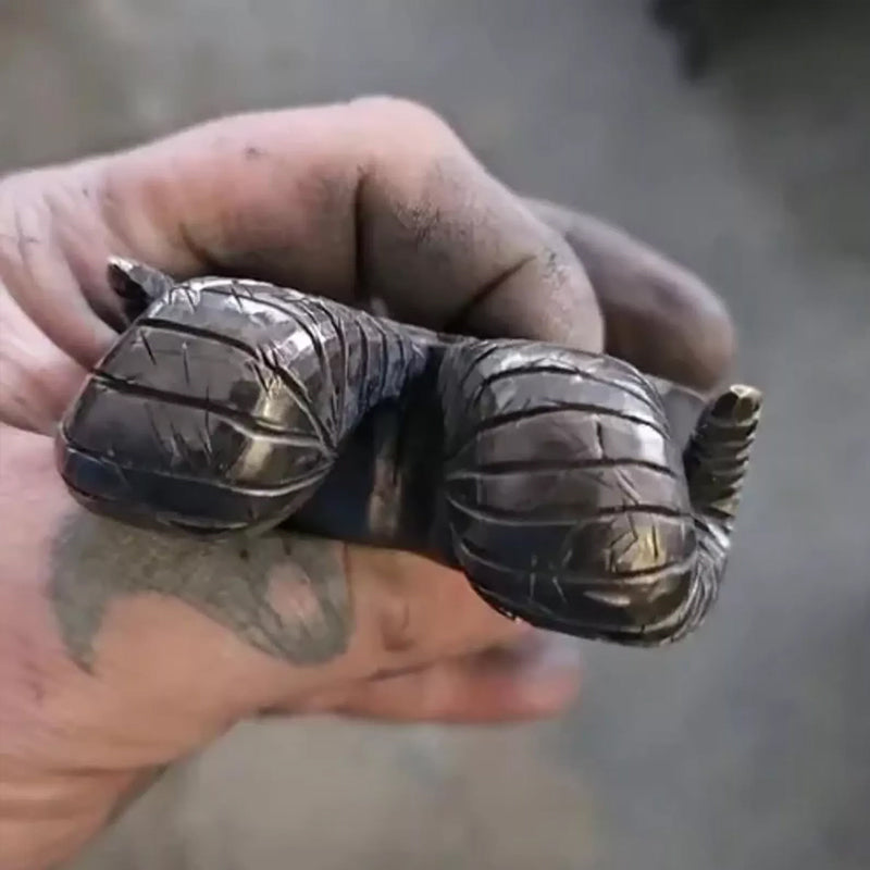 Retro - Luxury Sheep Horns Knuckle Ring: A Vintage Ram Horn Skull - inspired Knuckle Duster Ring, Ideal for Motorcyclists and Ro