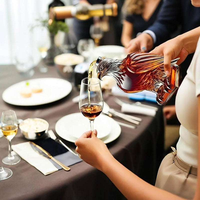 Small Eagle - shaped Whiskey Decanter. Ideal for Dad or Husband. Exquisite Glass Bottle, Perfect for Holiday Home Decor