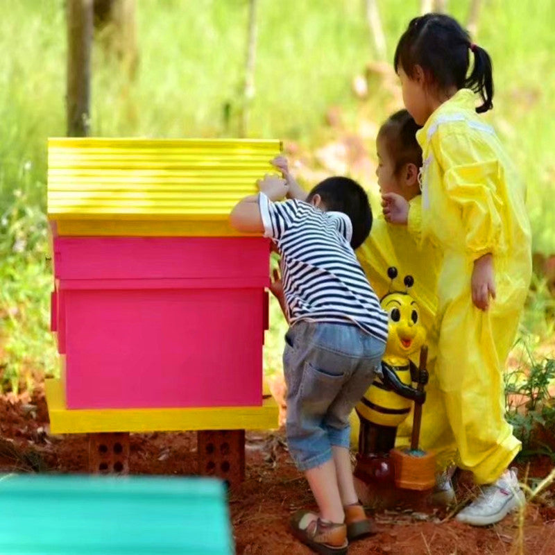 A set of children's beekeeper suits (breathable type), beekeeping equipment, and gloves.